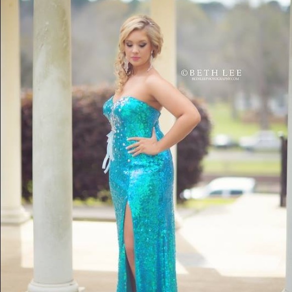 Formal dress - Picture 2 of 2